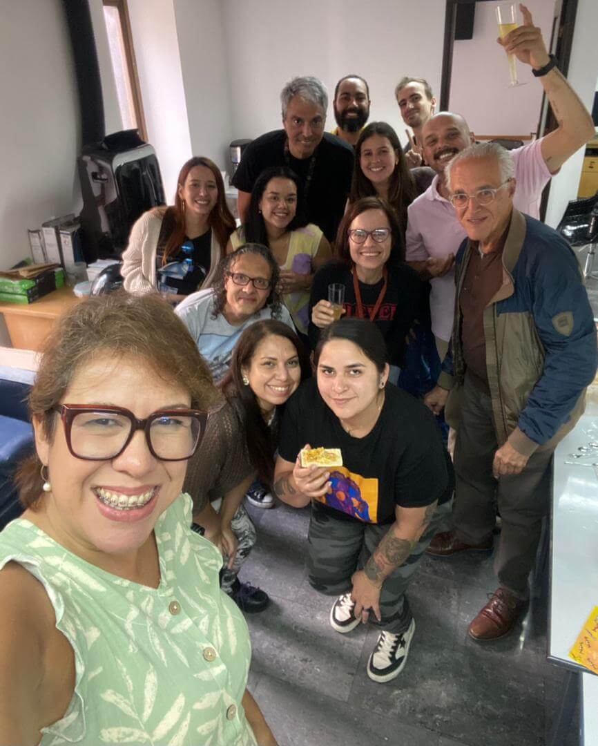 Carmen Riera (abajo a la izquierda), junto al equipo de RunRun.es de Venezuela
