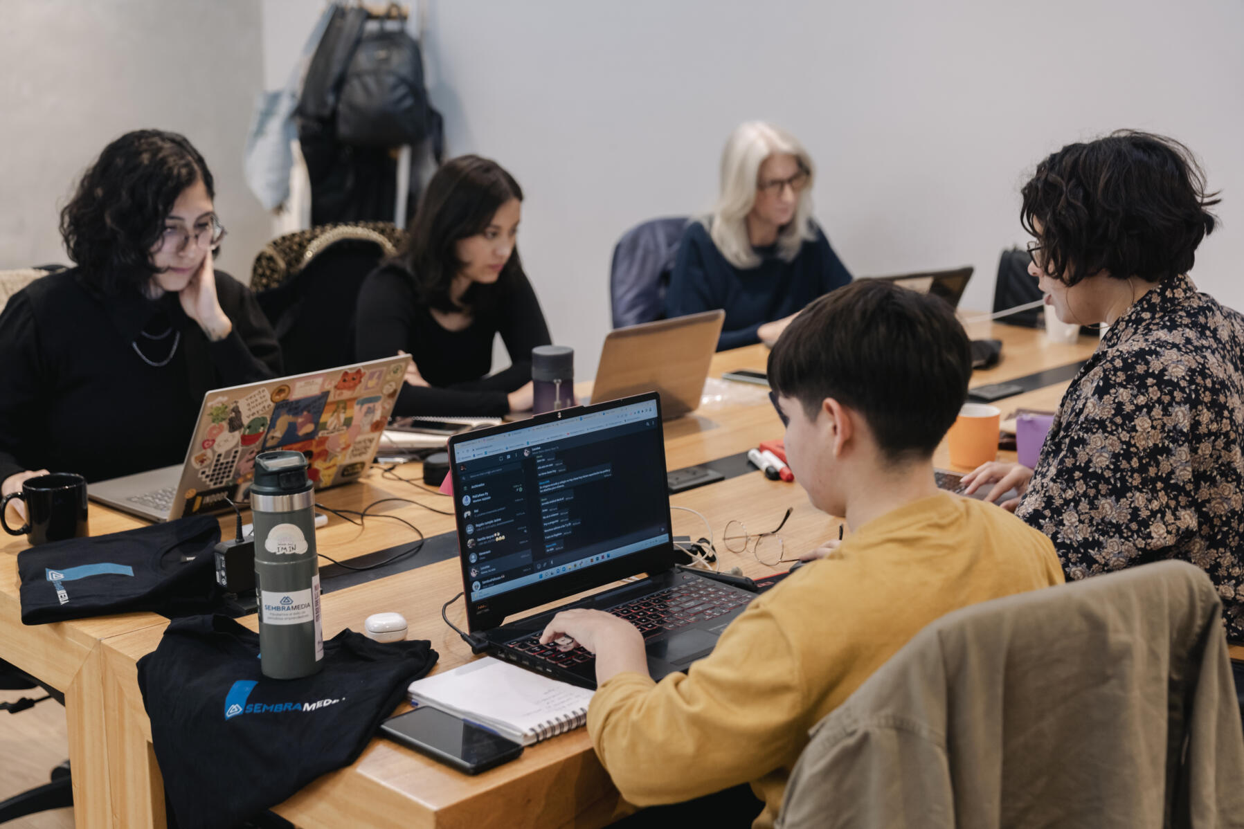 Equipo SembraMedia trabajando en sus computadoras durante Project Oasis