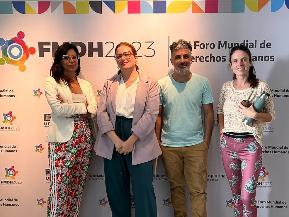 Cuatro personas en la entrada del III Foro Mundial de Derechos Humanos